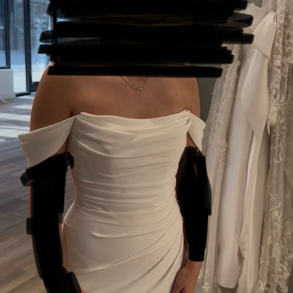 Luxe Elegant White Off-Shoulder Wedding Dress
Size 4 or 6